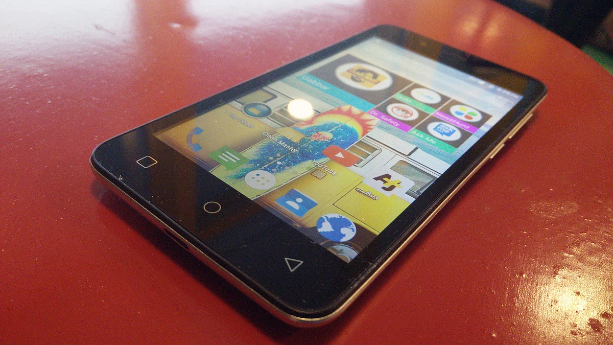 Micromax Canvas Spark has a decent build quality. (Photo: The Quint)
