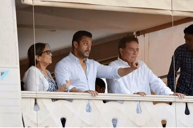 Salman Khan with his parents on the balcony of his apartment&nbsp;(Photo:<a href="https://twitter.com/JerseyNo27"> Twitter/@jerseyno27</a>)