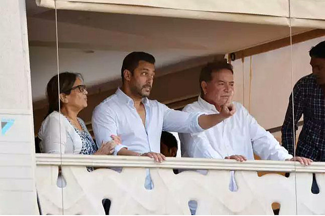 Salman Khan with his parents on the balcony of his apartment (Photo:<a href="https://twitter.com/JerseyNo27"> Twitter/@jerseyno27</a>)