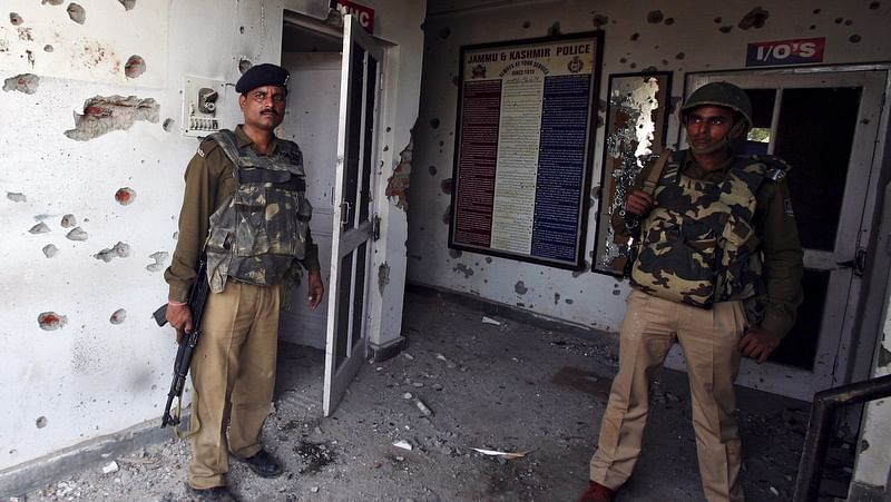 Indian security personnel stand guard after militants stormed a police camp at Kathua district, south of Jammu, March, 2015. (Photo: Reuters)