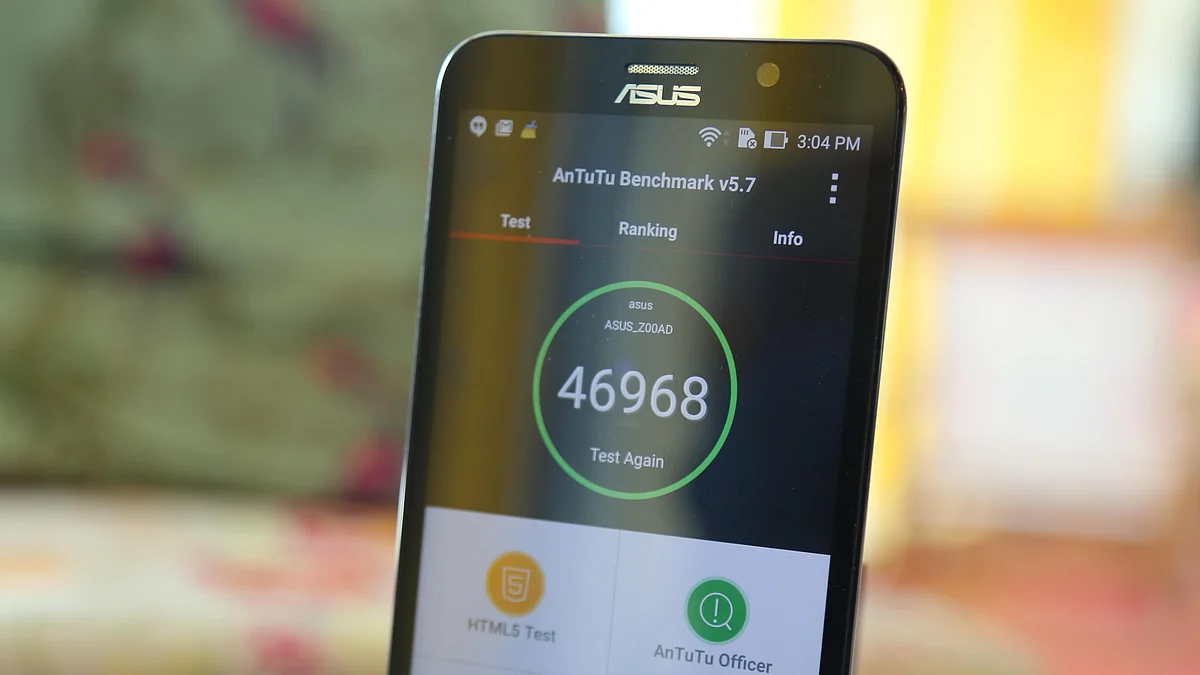 Zenfone 2 is a performance oriented smartphone. (Photo: The Quint)<!--EndFragment-->
