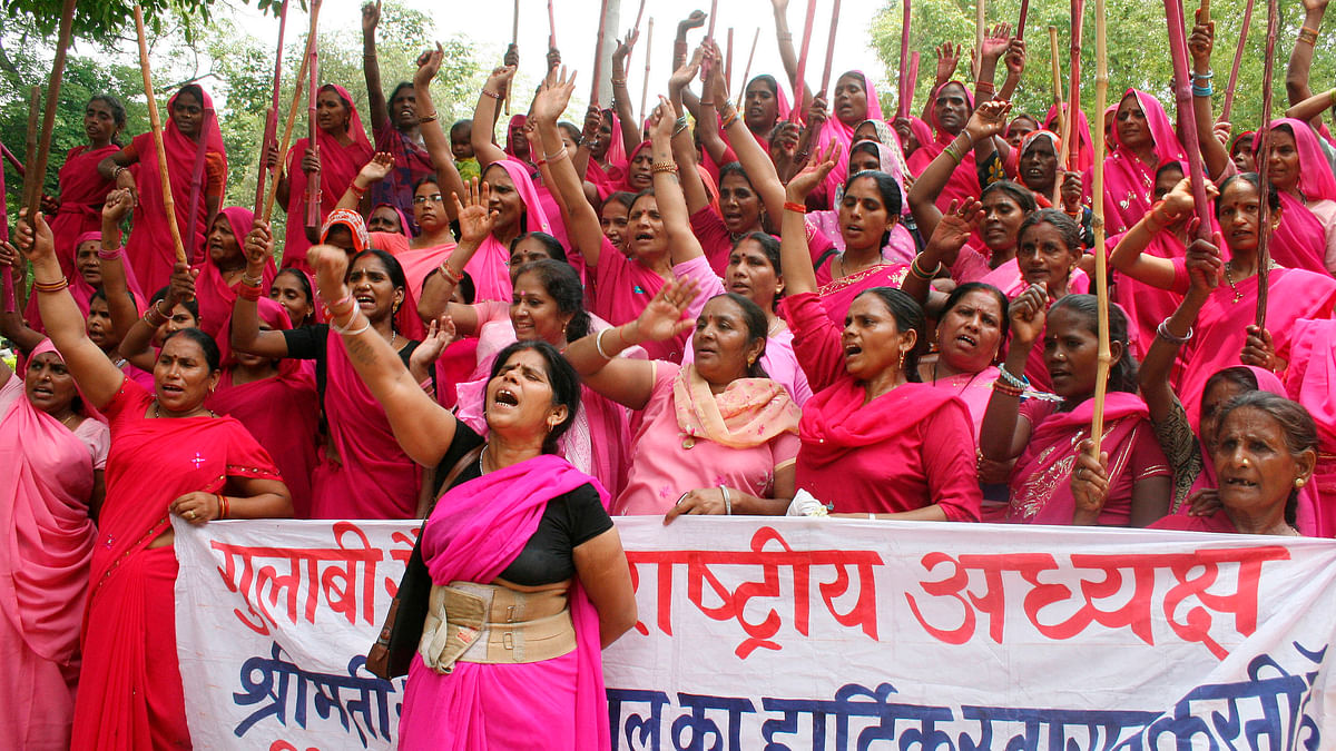 Members of Gulabi Gang protest in Allahabad in 2009. (Photo: Reuters)