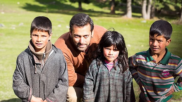 Salman Khan with Kashmiri kids on the sets of <i>Bajrangi Bhaijan</i> (Photo: <a href="https://instagram.com/p/2JMv8-AbLt/?taken-by=arpitakhansharma">Instagram/Arpita Khan Sharma</a>)