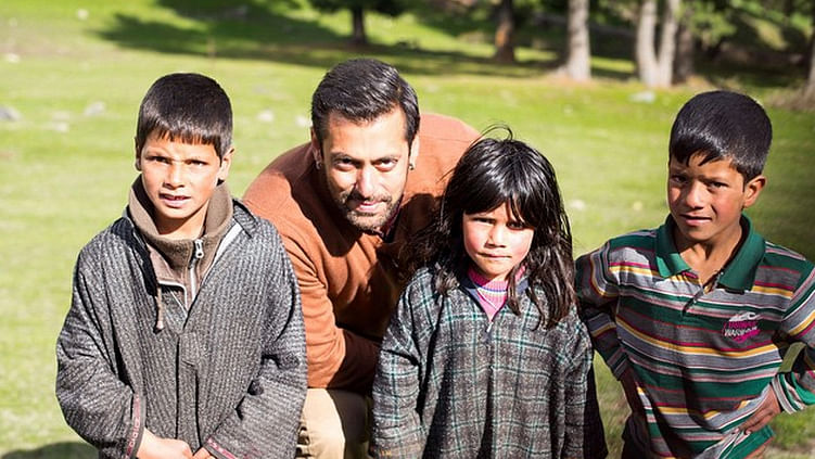 In Pics: Salman’s Candid Moments from Kashmir Shoot