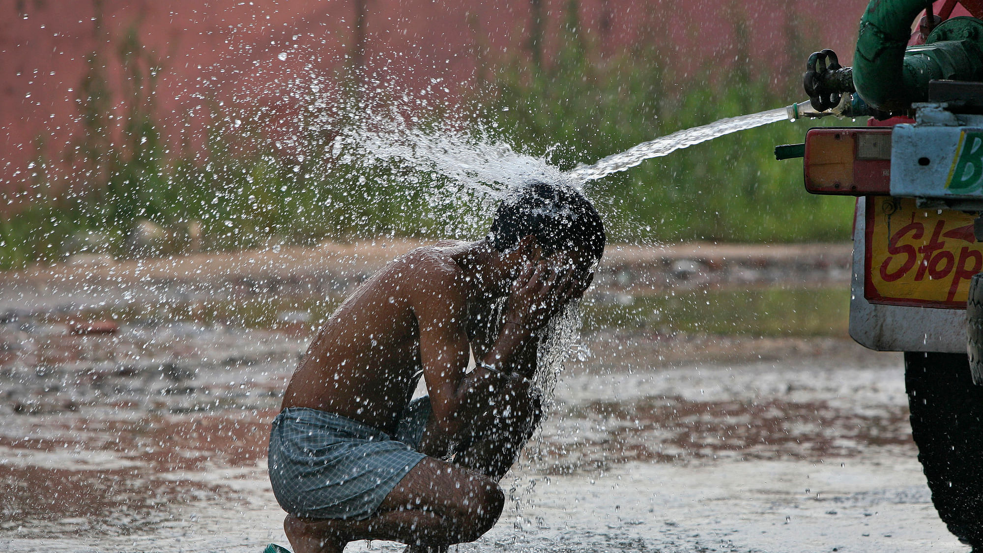 A person trying to relieve himself from heat. (Photo: Reuters)