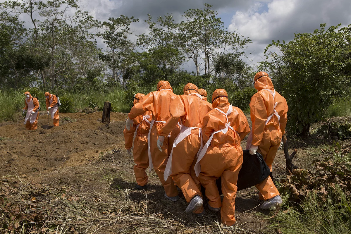File Photo: A burial team wearing protective clothes prepare an Ebola virus victim for interment, in Port Loko. (Photo: Reuters)
