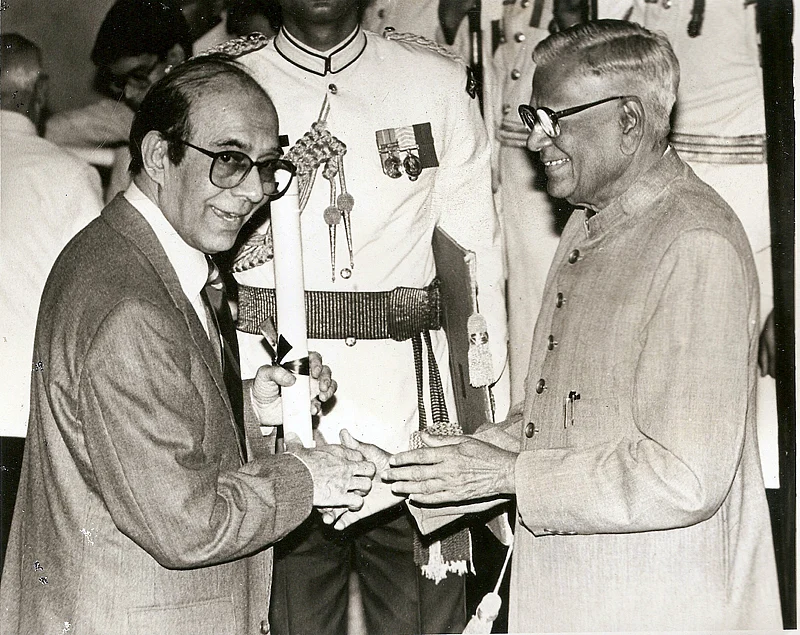 Receiving the highly respected Padma Bhushan award from President of India Shri Venkataraman in Rashtrapati Bhavan, New Delhi. (Photo Courtesy:<a href="http://www.talatmahmood.net/"> www.talatmahmood.net</a>)