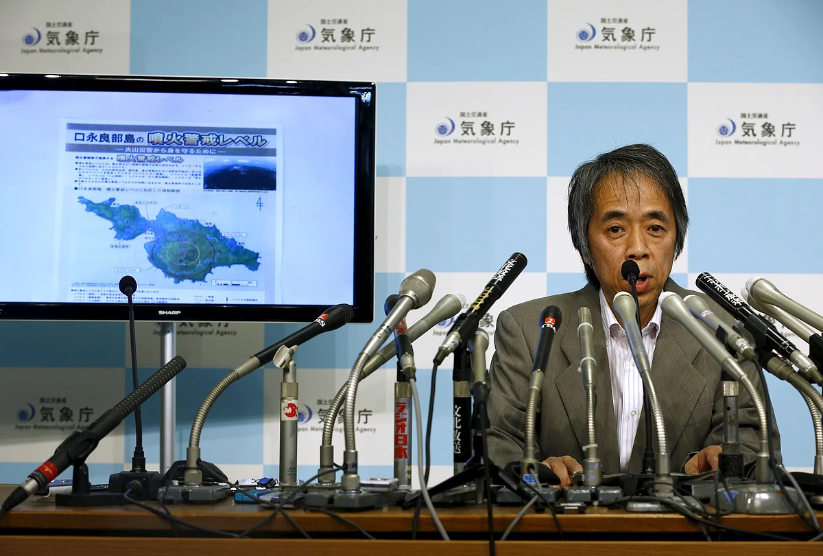 Japan Meteorological Agency’s Senior Coordinator for volcanic affairs Sadayuki Kitagawa holds an emergency news conference following the eruption of a volcano in southern Japan, as a screen shows a map of the volcano on Kuchinoerabujima, at the agency in Tokyo May 29, 2015. (Photo: Reuters)