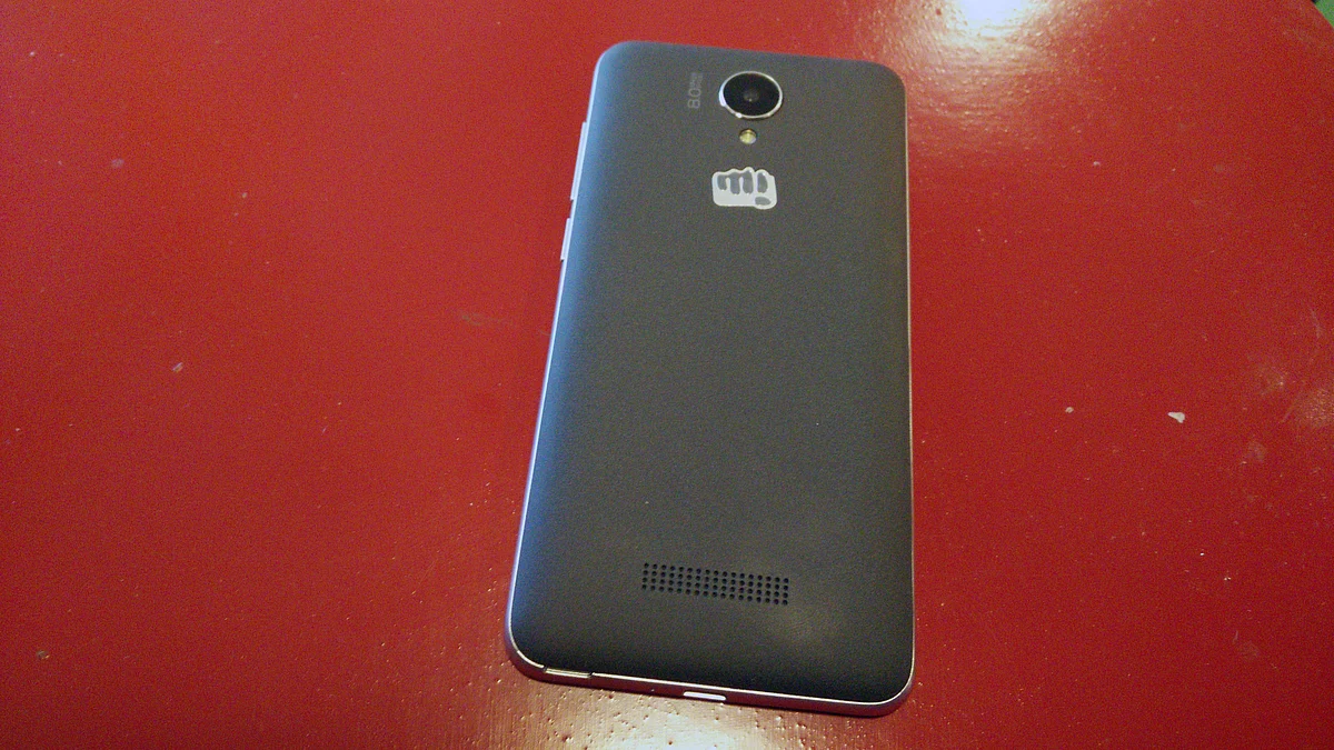 The rear panel of the phone has a sandstone like color and finish. (Photo:The Quint)