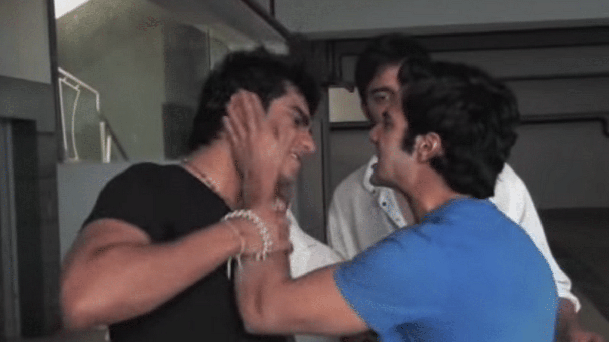 Arjun Kapoor and Varun Dhawan in a heated moment (Photo: <a href="https://www.youtube.com/watch?v=UK3JTHYMPJg">YouTube/TheBarryJohn1</a>)