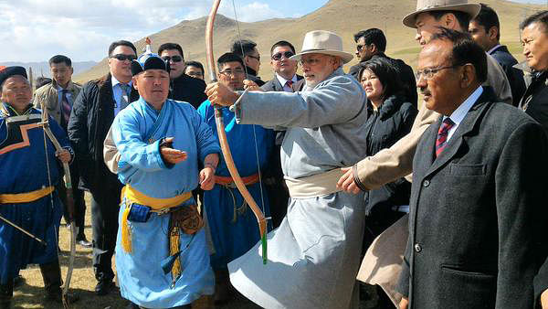 PM Modi tries his hand at archery at the Mini-Naadam Festival in Mongolia (Photo Courtesy: Twitter/<a href="https://twitter.com/MEAIndia">MEAIndia</a>)