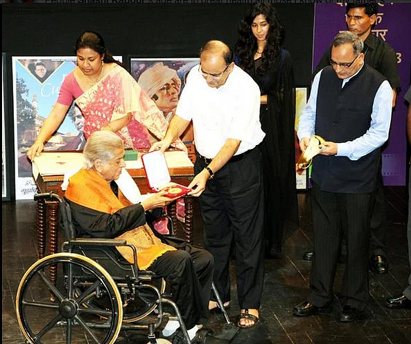 Shashi Kapoor receives the Dadasaheb Phalke Award from Arun Jaitley (Photo: MIB)