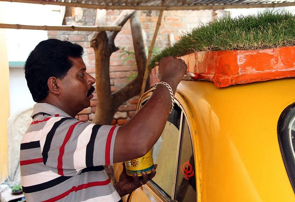 (Photo Courtesy: Facebook.com/<a href="https://www.facebook.com/profile.php?id=100008750044564">Bapi Green Taxi</a>)