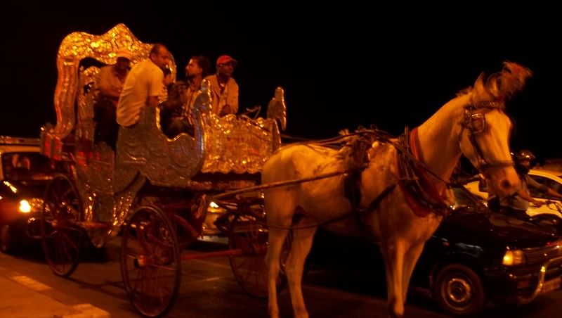 

<!--StartFragment-->A <i>tonga </i>(horse-drwan carriage) on Marine Drive, Mumbai. ( Courtesy:<a href="https://commons.wikimedia.org/wiki/Main_Page"> Wikimedia Commons</a>)<!--EndFragment-->