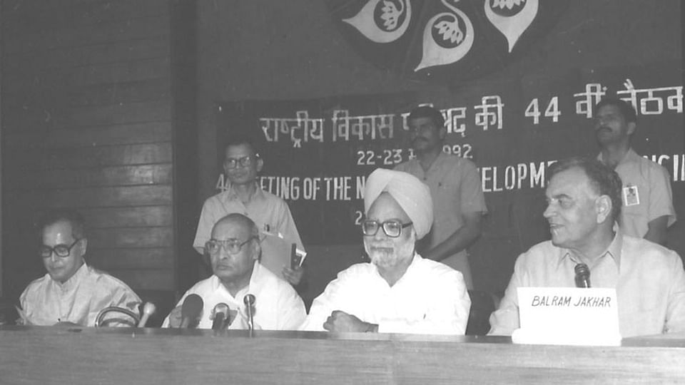 Manmohan Singh (second from right) with PV Narasimha Rao to his left.