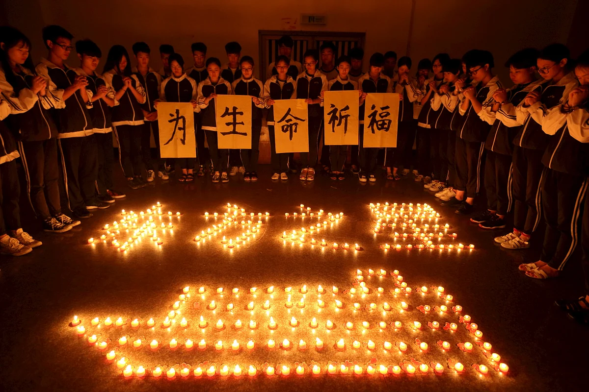 Chinese school children pray for the passengers of the Eastern Star. (Photo: Reuters)