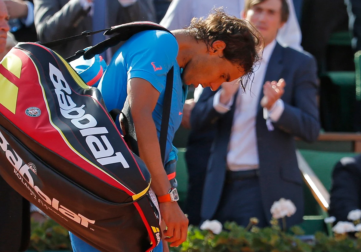 Rafael Nadal of Spain leaves the court after being defeated by Novak Djokovic of Serbia during their men’s quarter-final match at the French Open tennis tournament at the Roland Garros stadium in Paris, France, June 3, 2015. (Photo: Reuters)