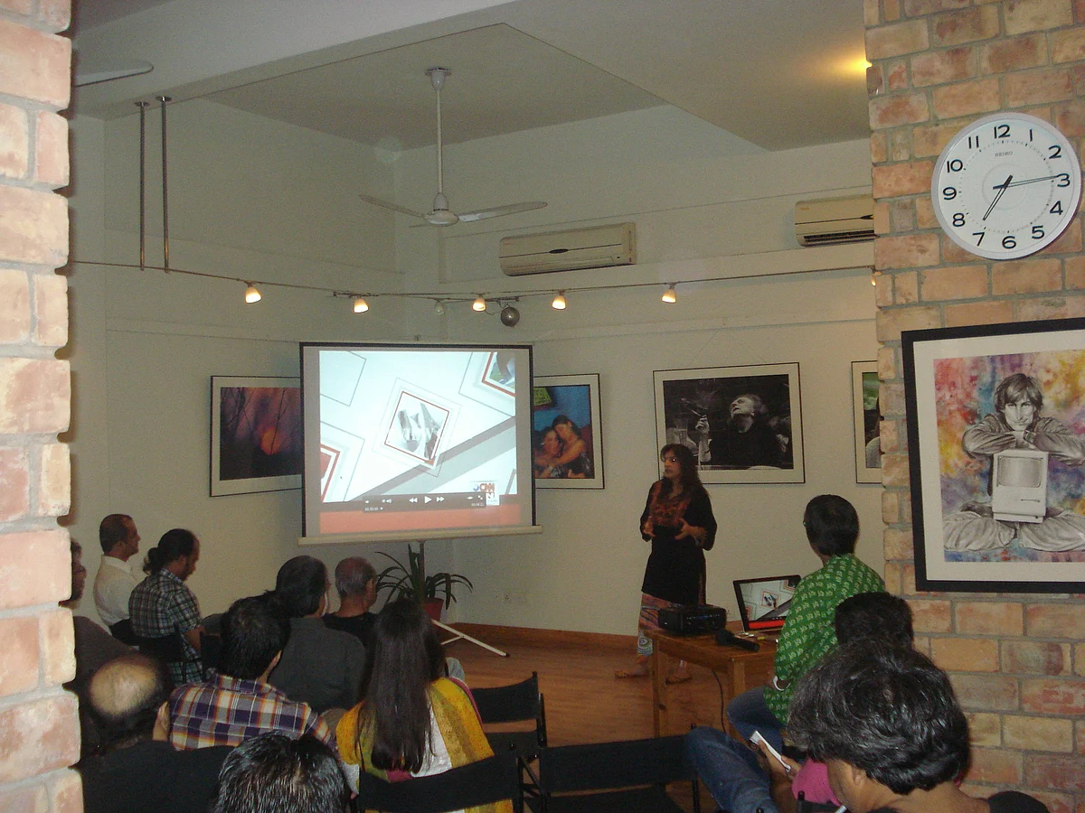 Sahar giving a talk at Sabeen’s cafe T2F. (Photo Courtesy: Sahar Zaman)