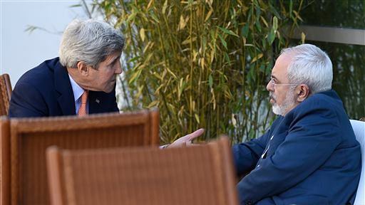  U.S. Secretary of State John Kerry (L), talks with Iranian Foreign Minister Mohammad Javad Zarif. (Photo: AP)