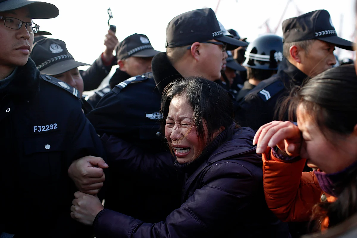 A relative pushes against a cordon of Chinese Police officers along the Yangtze River where the Eastern Star, a cruise ship sank. (Photo: Reuters)