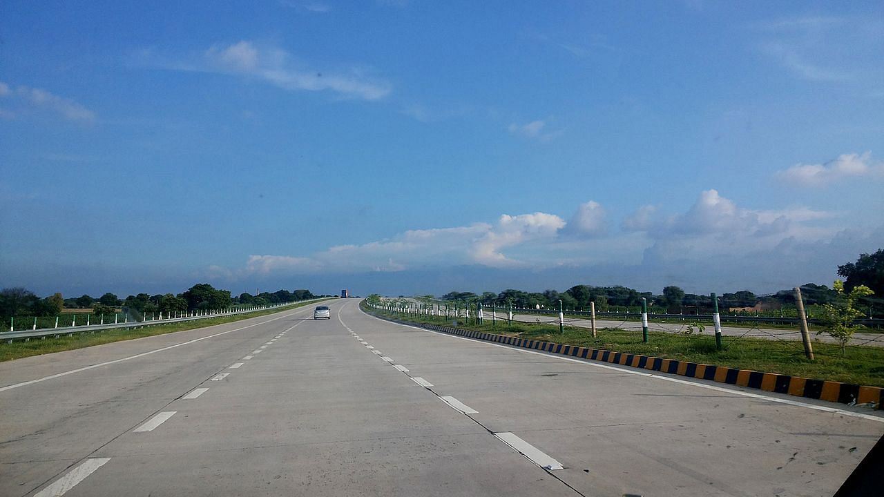Yamuna Expressway. (Photo: <a href="http://http://en.wikipedia.org/wiki/Yamuna_Expressway#/media/File:Yamuna_Expressway_Delhi_Agra_India_August_2013.jpg">wikimedia commons</a>)