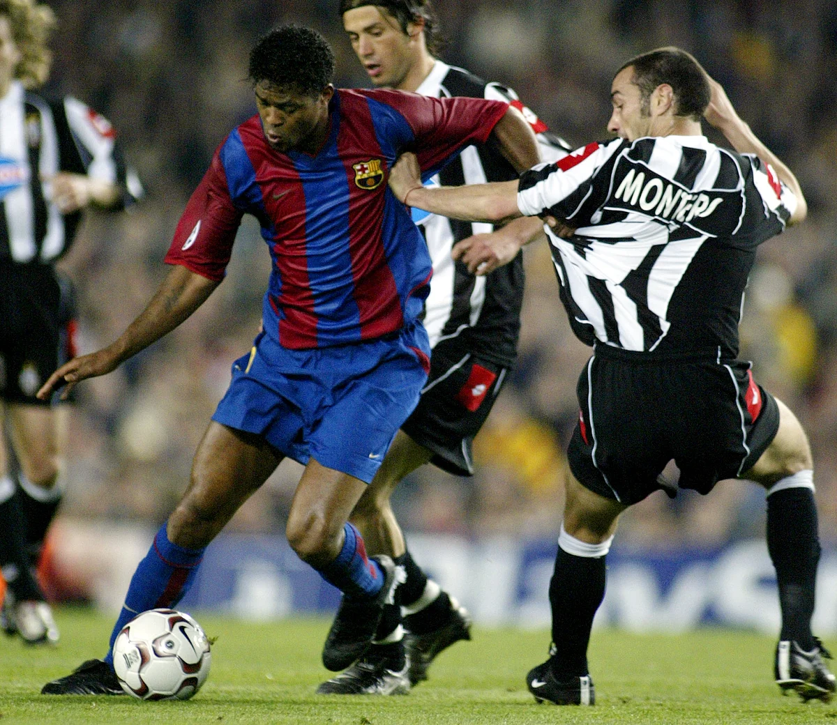 FC Barcelona’s Dutch player Patrick Kluivert with Juventus defender Paolo Montero during their Champions League quarter-final second round match in Barcelona,April 22, 2003. (Photo: Reuters)