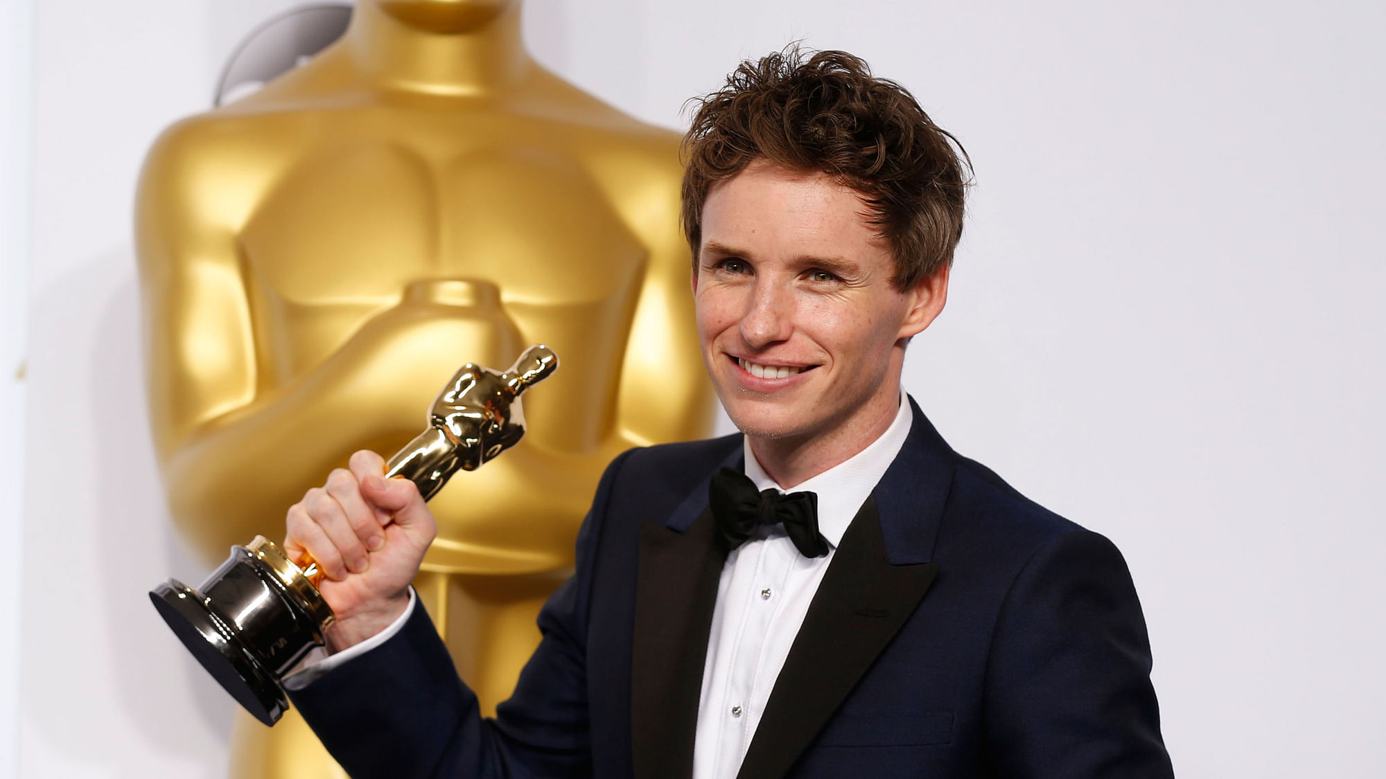Eddie Redmayne poses with his Oscar for best actor nominee for his role in “The Theory of Everything”. (Photo: Reuters)&nbsp;