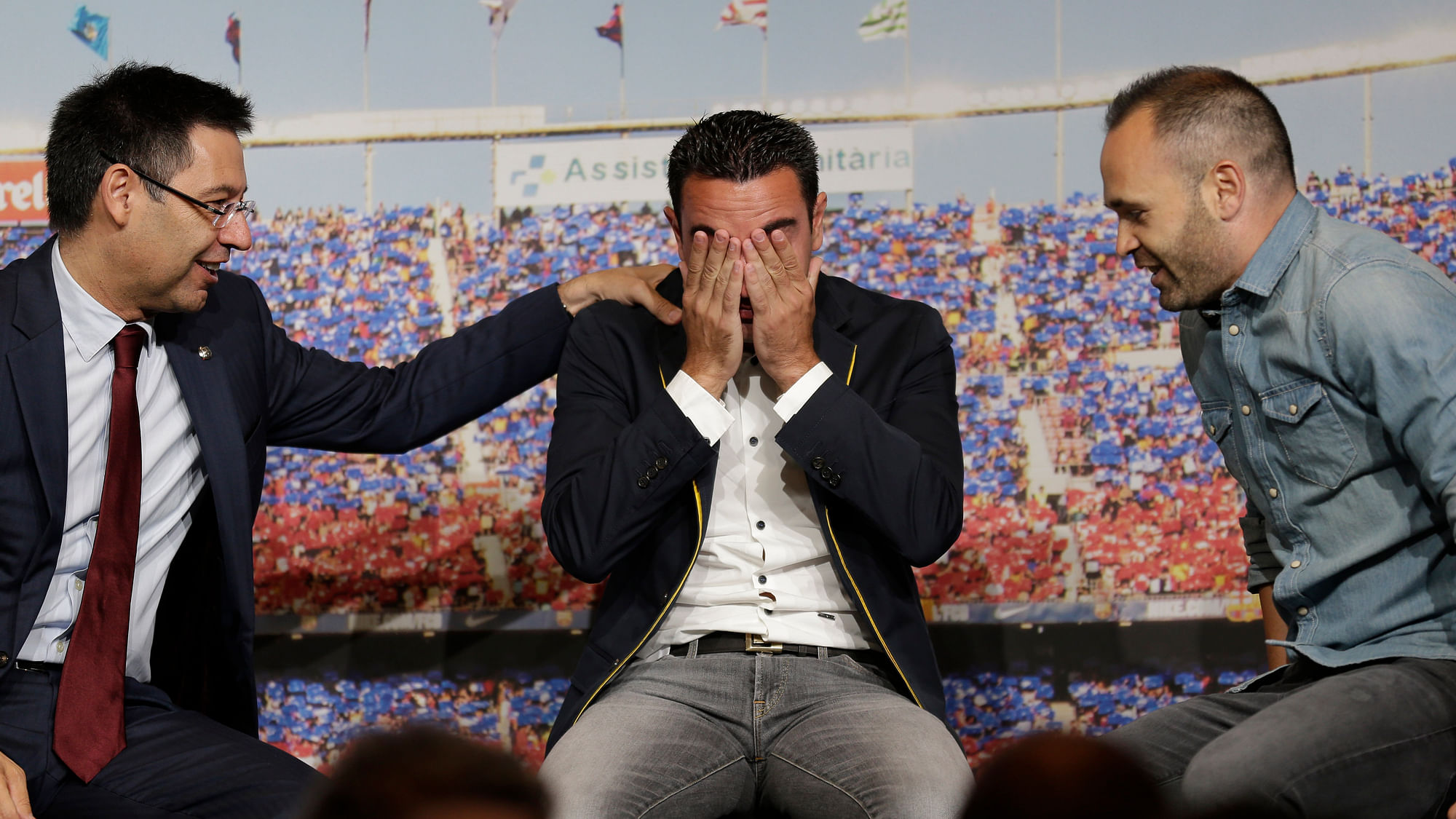 Xavi breaks down after delivering his farewell speech at the ceremony in&nbsp;Nou Camp. (Photo: AP)