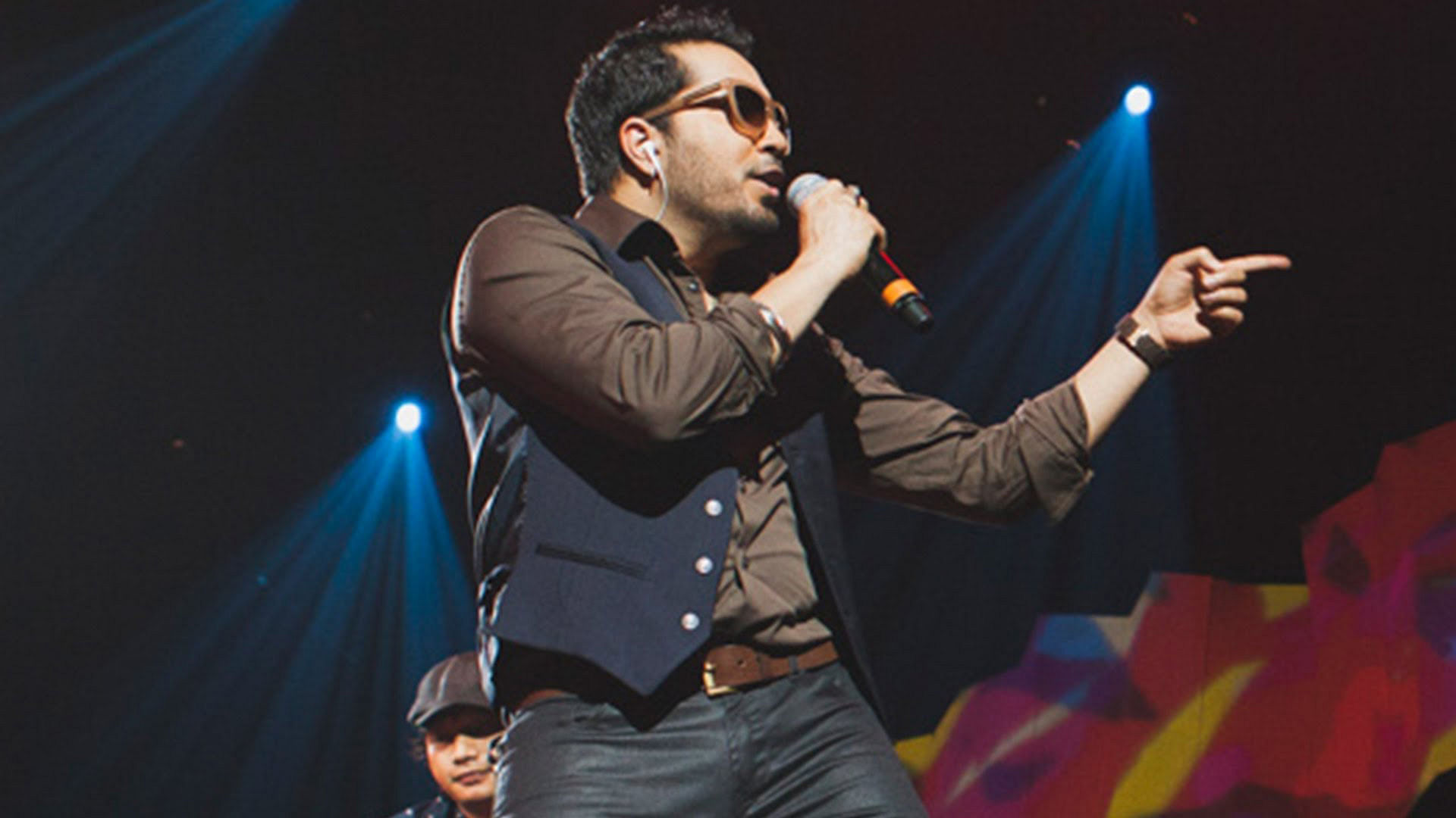 Mika Singh during a concert (Photo: Youtube)