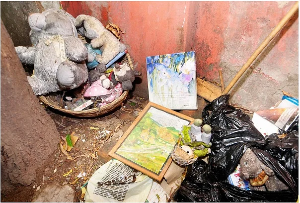 Inside 3 Robinson Street. (Courtesy: Screenshot of the <i><a href="http://www.indiatimes.com/">Indiatimes </a></i>article <a href="http://www.indiatimes.com/news/india/sex-stories-and-violence-7-of-the-most-disturbing-things-found-at-the-kolkota-house-of-horrors-233588.html">“7 Of The Most Disturbing Things Found At The Kolkata House Of Horrors”</a>)