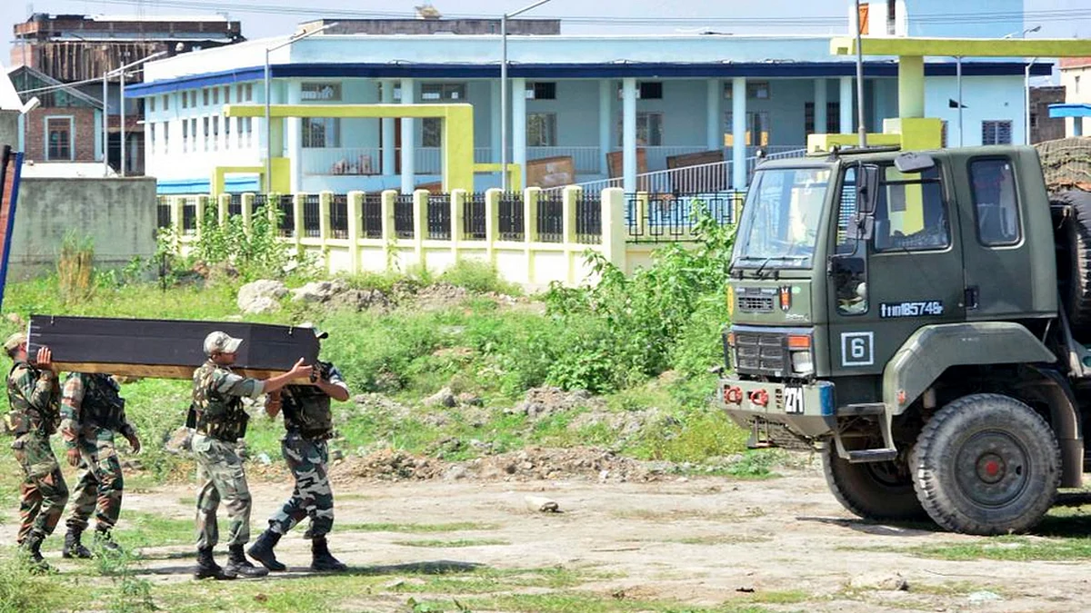 Indian soldiers carrying a coffin after the Myanmar strike. (Photo: <a href="https://twitter.com/abpnewstv/status/608855925101723648">Twitter.com/@abpnewstv</a>)