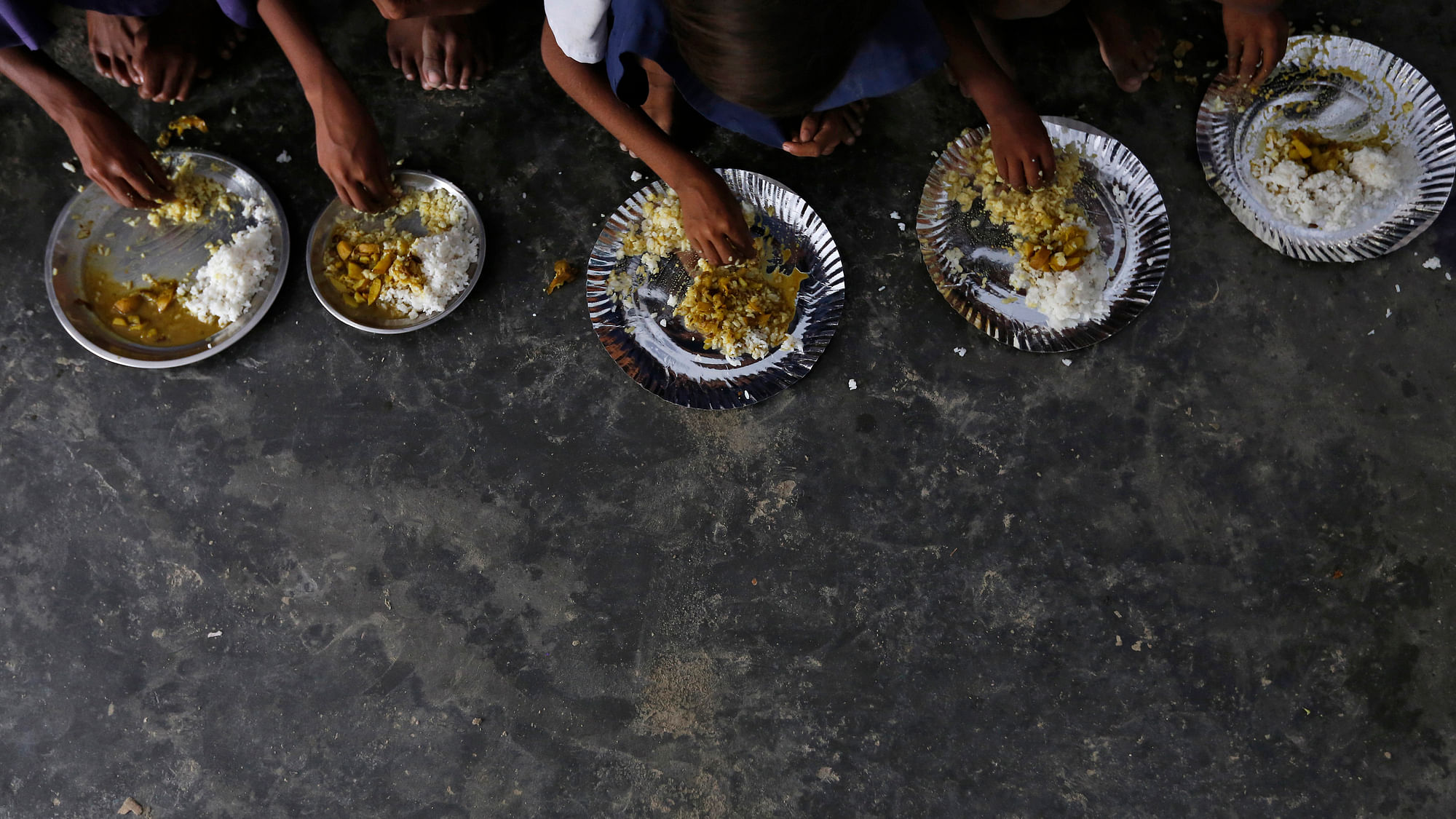 

<!--StartFragment-->Schoolchildren eat their free mid-day meal, distributed by a government-run primary school. (Photo: Reuters)<!--EndFragment-->