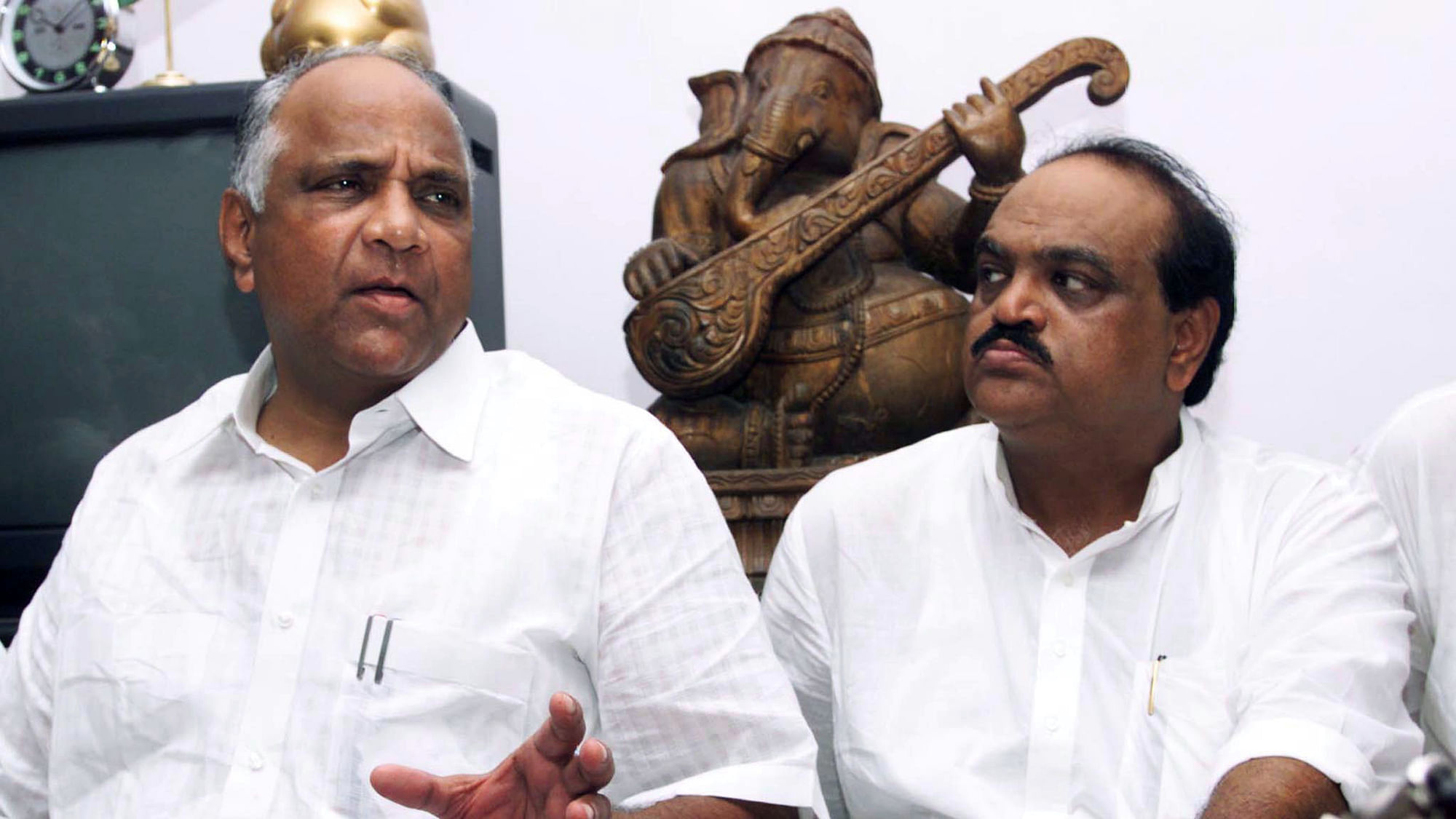 Former Maharashtra PWD minister&nbsp;Chhagan Bhujbal (right) with NCP Chief Sharad Pawar (left). (Photo: Reuters)