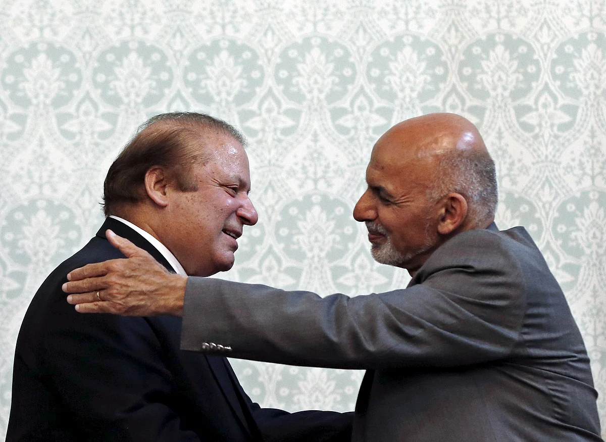 Afghan President Ashraf Ghani (R) shakes hands with Pakistani Prime Minister Nawaz Sharif after a news conference in Kabul, May 12, 2015. (Photo: Reuters)