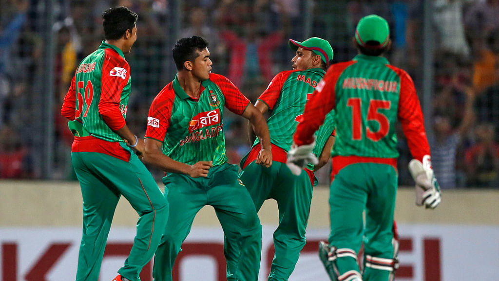 Bangladesh’s Taskin Ahmed, second left, celebrates with captain Mashrafe Mortaza, second right, after the dismissal of India’s Virat Kohli during the first one-day international cricket match on June 18, 2015. (Photo: AP)
