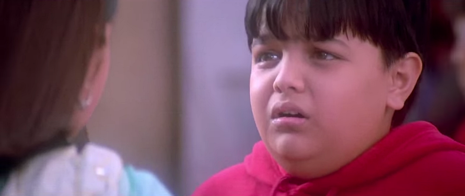 Kavish Majmudar/ Laddu looks quite freaked out as he encounters Poo in a scene from <i>Kabhi Khushi Kabhie Gham</i> (Photo: <a href="https://www.youtube.com/watch?v=JN-Xys1rQaM&feature=youtu.be">YouTube/Dharma Productions</a>)