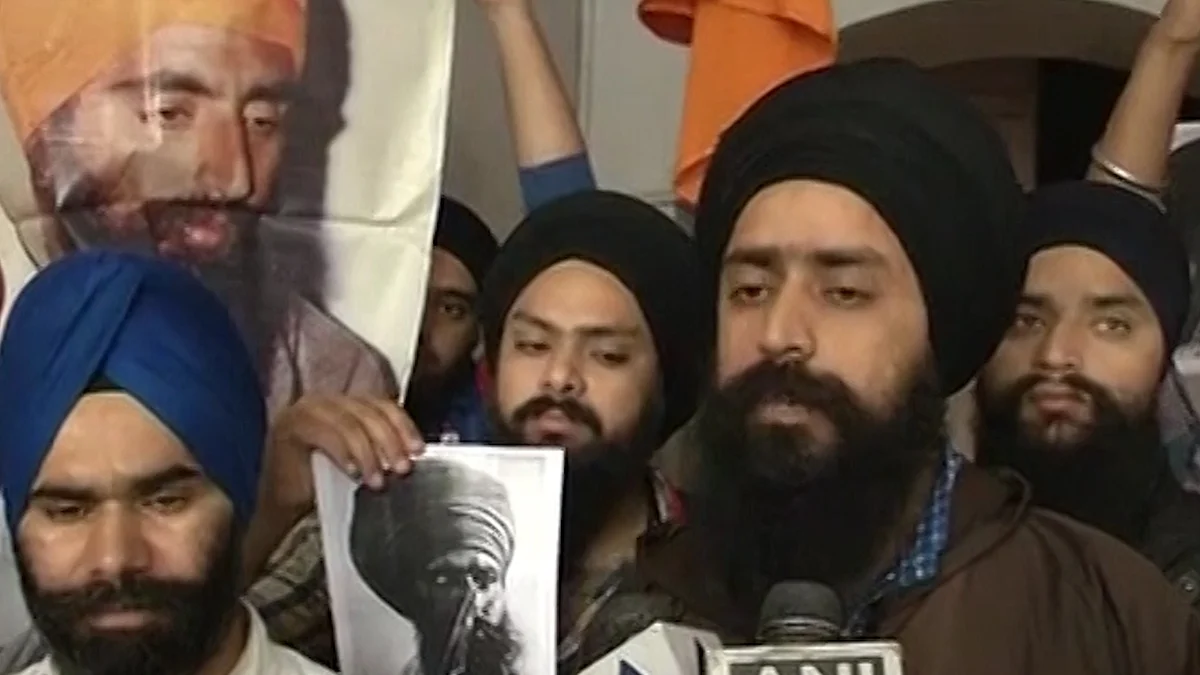 Sikh protestors show a poster of slain Khalistan militant leader Jarnail Singh Bhindranwale. (Photo: ANI video grab)
