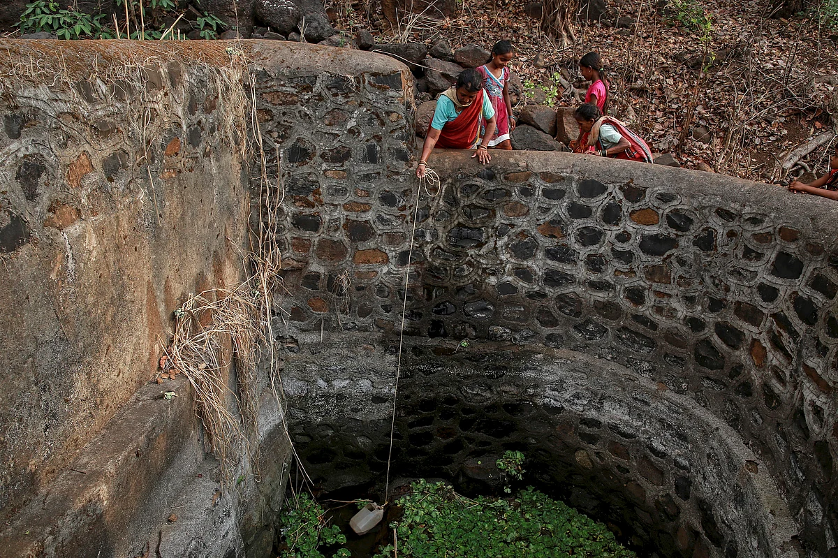 Bhaagi (L), third wife of Sakharam Bhagat, takes out water from a well as Sakhri (R) helps her outside their village in Denganmal, Maharashtra, India, April 20, 2015. (Photo: Reuters)