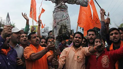 Shiv Sena activists prepare to burn an effigy. (Photo: AP)