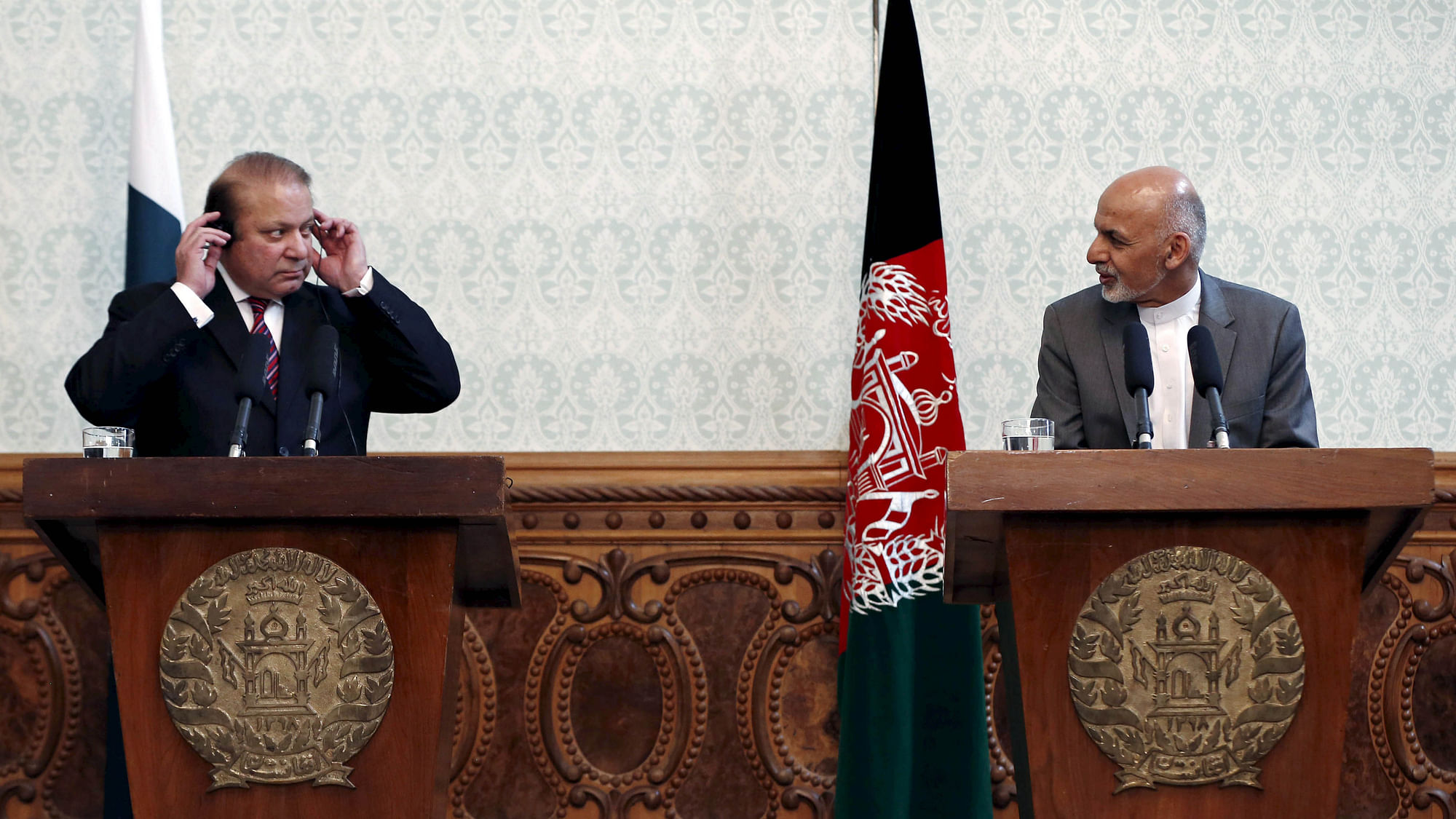 Afghan President Ashraf Ghani (R) speaks as Pakistani Prime Minister Nawaz Sharif looks on during a news conference in Kabul. (Photo: Reuters)