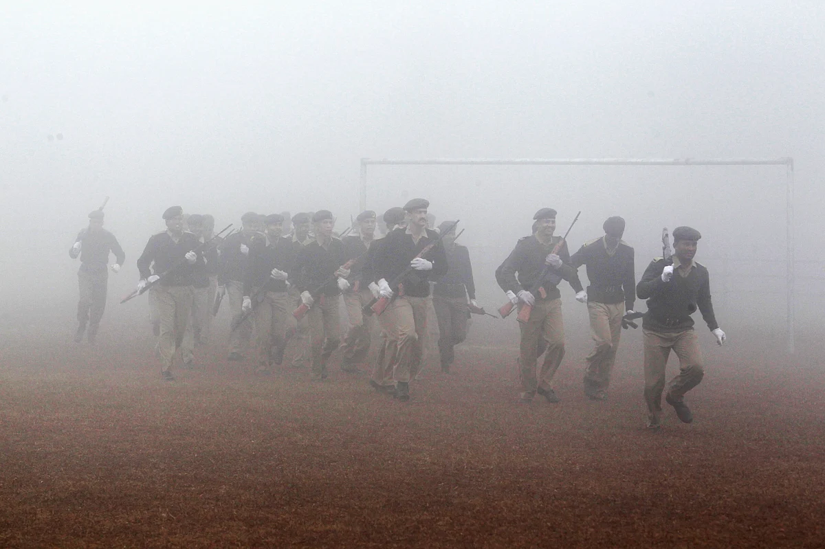 <!--StartFragment-->Indian soldiers take part in a rehearsal for the Republic Day parade on a foggy winter morning in Agartala, Tripura, January, 2015. (Photo: Reuters)<!--EndFragment-->