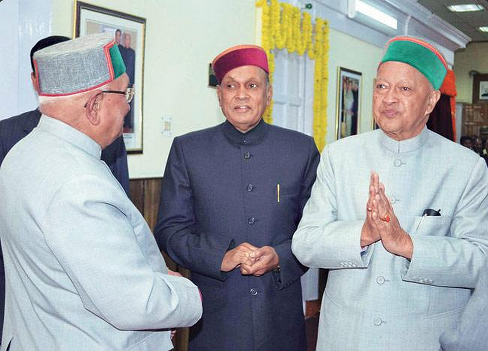 Virbhadra Singh with Prem Kumar Dhumal (Photo: Twitter/<a href="https://twitter.com/IndiaToday/status/501205368442073090">@IndiaToday</a>)