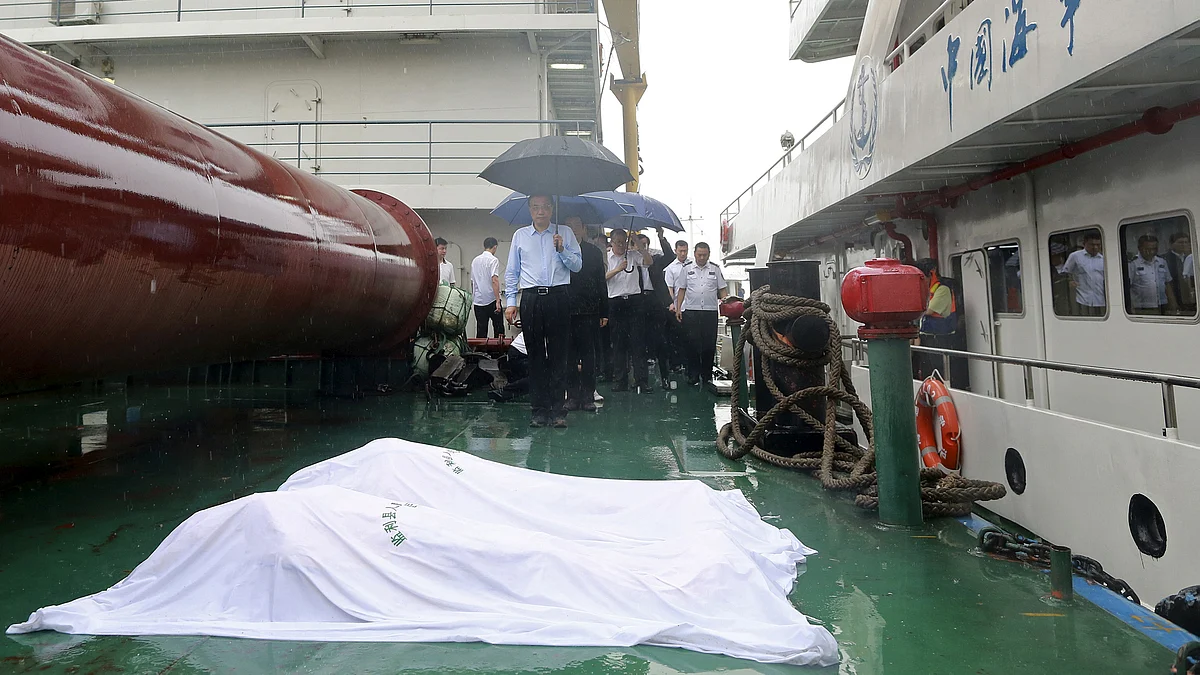 Chinese Premier Li Keqiang pays respect to victims after, the Eastern Star, a cruise ship sank at the Jianli section of the Yangtze River. (Photo: Reuters)