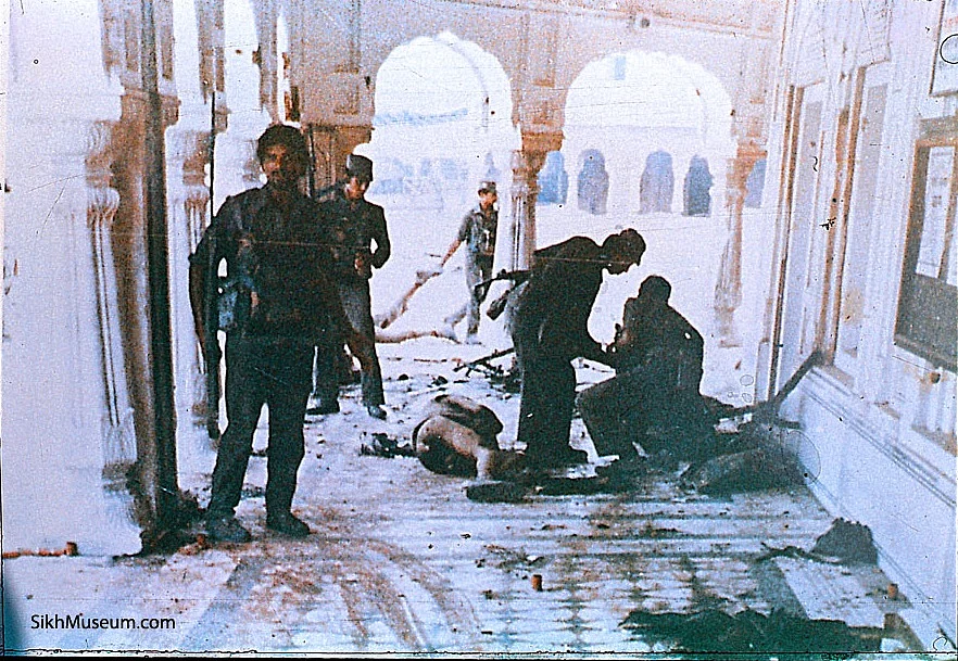 Bodies being removed from the Parikrama inside the Golden Temple complex on 6 June 1984. (Photo Courtesy: SikhMuseum.com)