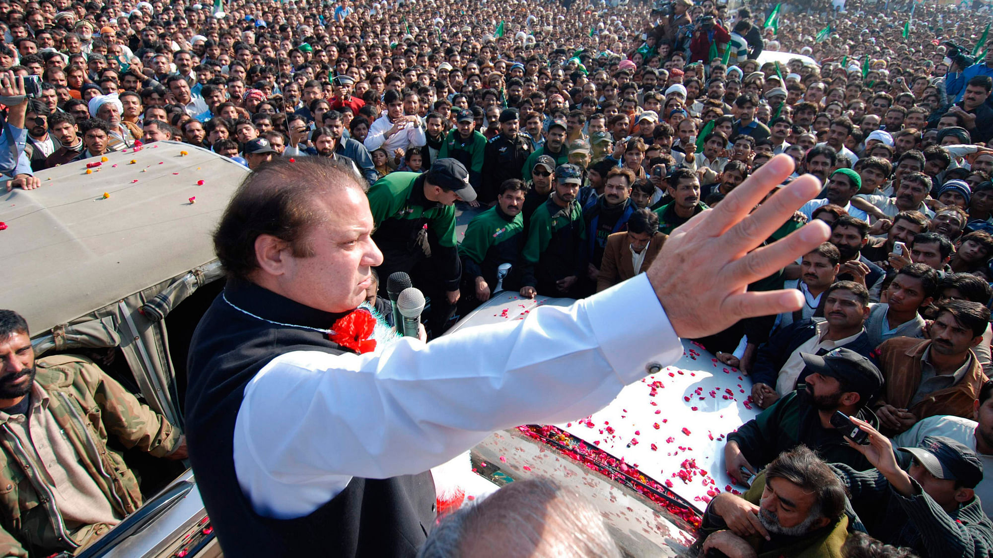 Pakistan Prime Minister Nawaz Sharif waves to his supporters. (Photo: Reuters)