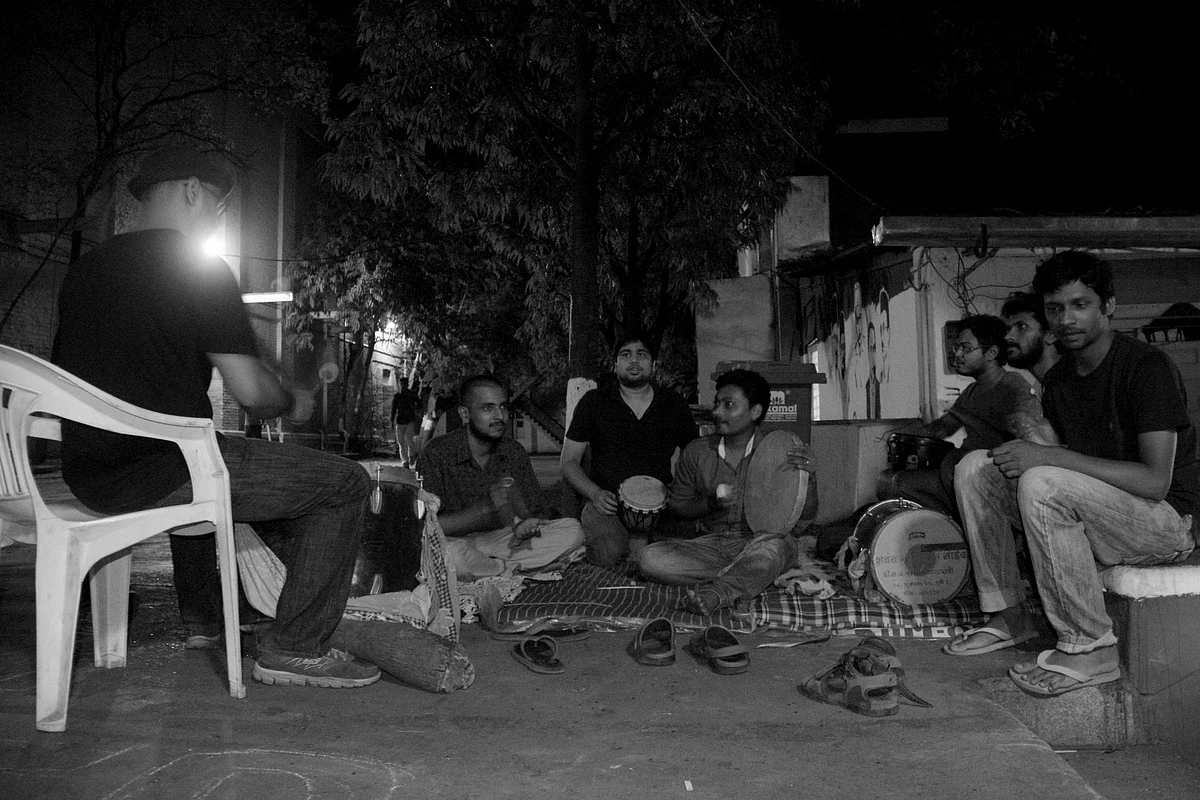 Protest music sessions continue into the night on campus (Photo: <span style="font-size: 14.0000400543213px; line-height: 17.9999923706055px;">Facebook/FTIIWisdomTree)</span>
