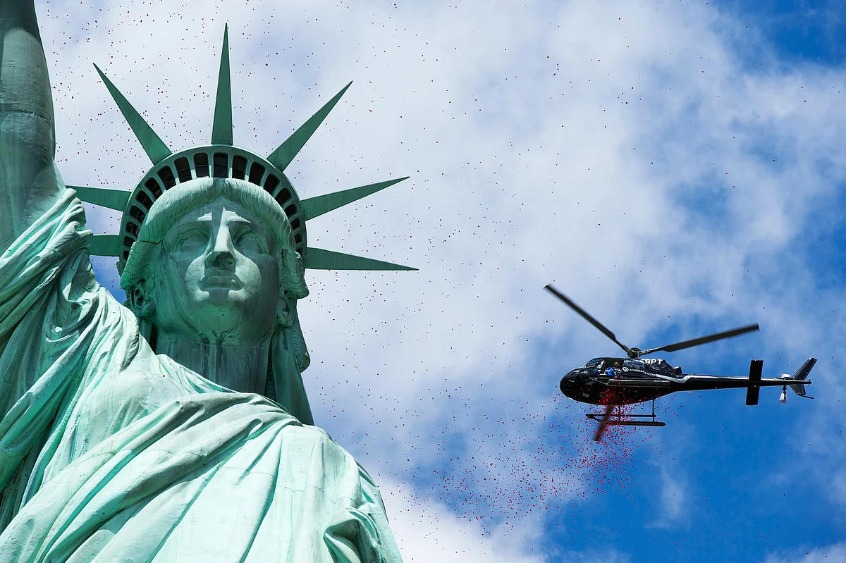 Rose petals dropped by helicopters fall around the Statue of Liberty in New York June 6, 2014. The event was arranged by the organisation “The French Will Never Forget” to mark the 70th anniversary of World War Two’s D-Day landings. (Photo: Reuters) 