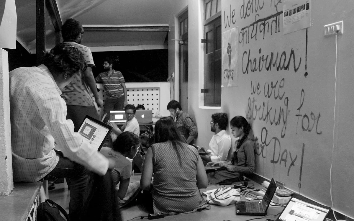 An informal meeting in session in one of the corridors of the FTII building (Photo: <span style="font-size: 14.0000400543213px; line-height: 17.9999923706055px;">Facebook/FTIIWisdomTree)</span>