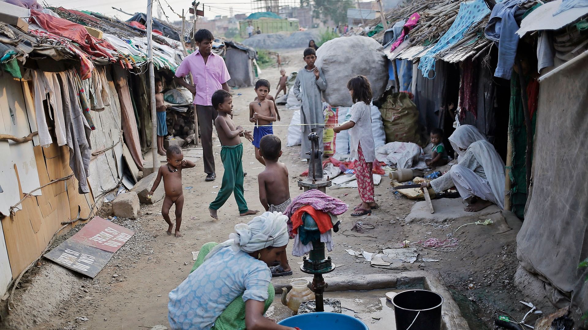  A woman washes clothes inside a Rohingya camp in India&nbsp;(Photo: Reuters)&nbsp;
