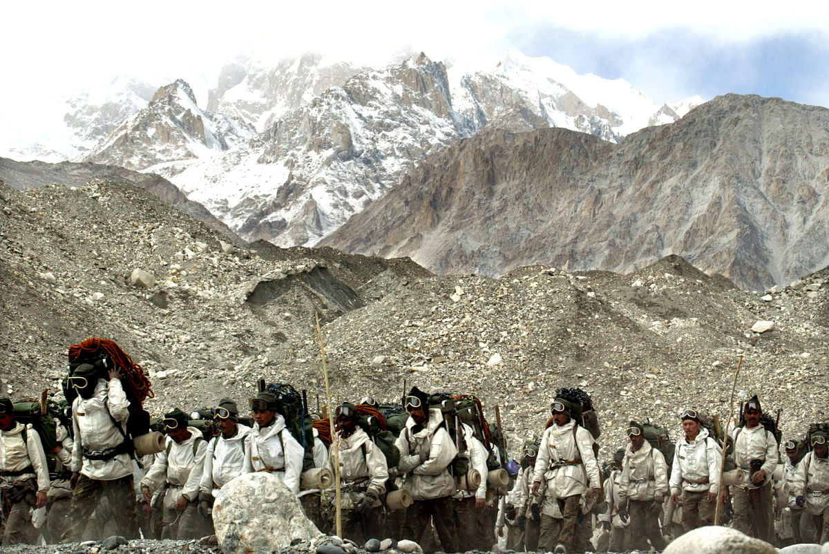 File image of Indian army soldiers returning from Siachen Glacier in 2003.